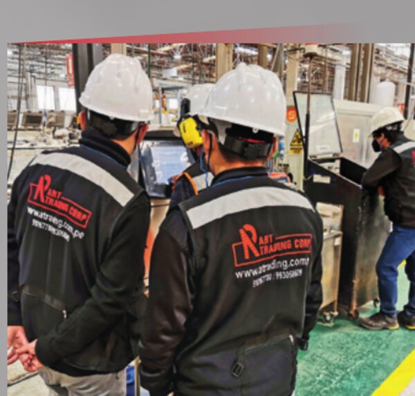 Equipo técnico de ART TRADING CORP en una planta industrial